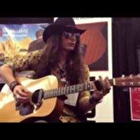 Biztos nem tegnap kezdte a gitározást...